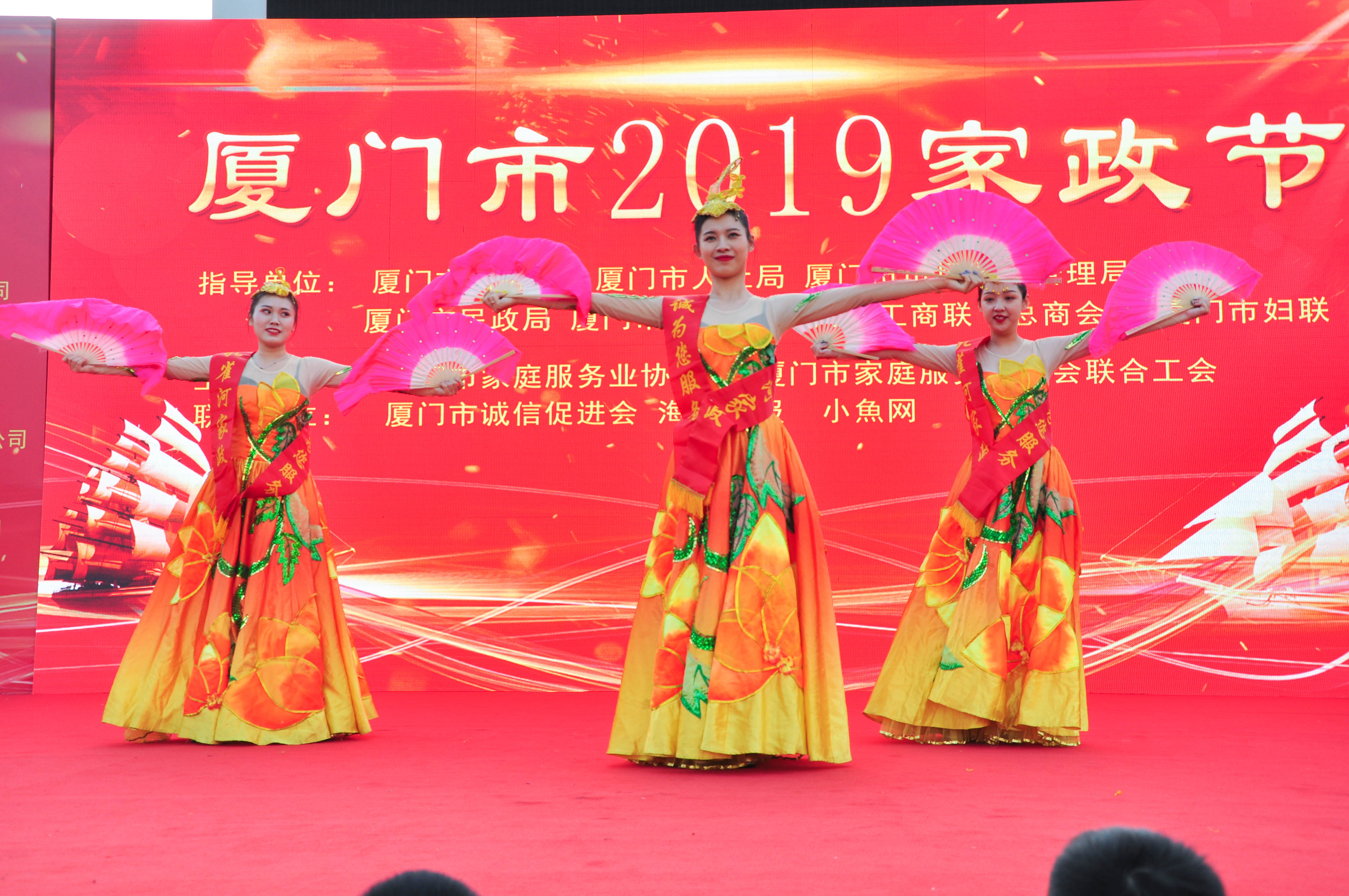 �g��Ц�Z(y��)��һ����ʮ�˰���ˇ�R�ψ�(ch��ng)������ȸ�������B�T�е����ü�����(ji��)