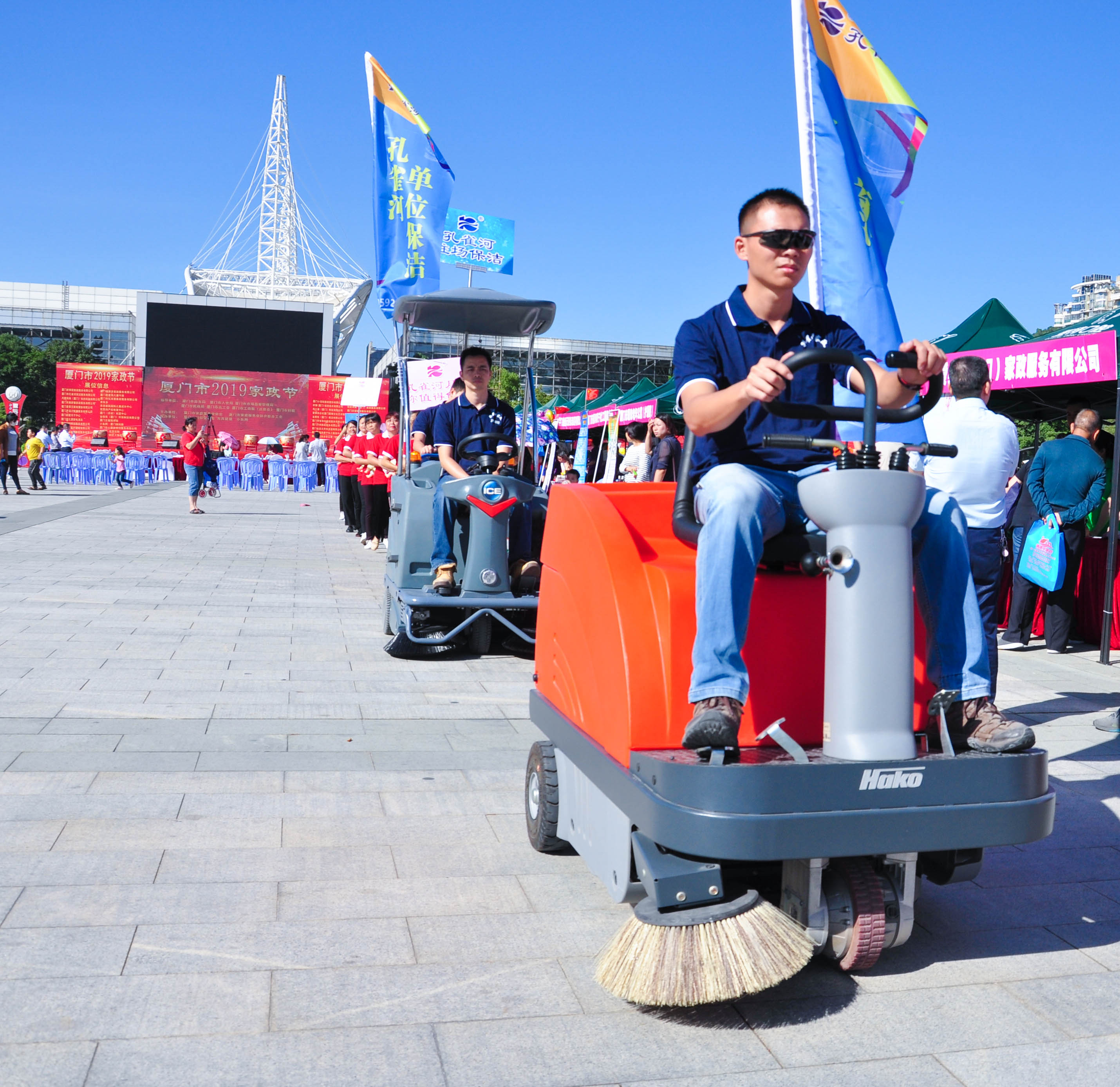 �g��Ц�Z(y��)��һ����ʮ�˰���ˇ�R�ψ�(ch��ng)������ȸ�������B�T�е����ü�����(ji��)