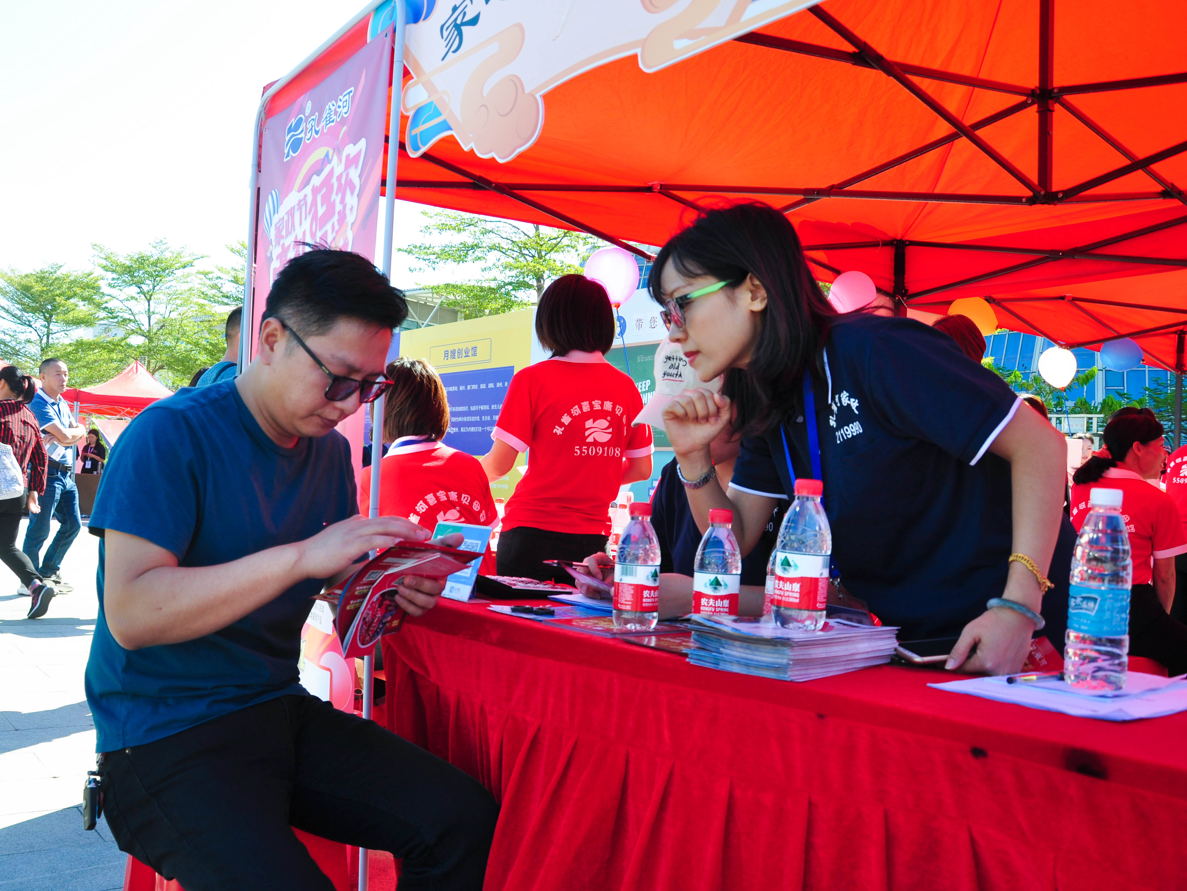 �g��Ц�Z(y��)��һ����ʮ�˰���ˇ�R�ψ�(ch��ng)������ȸ�������B�T�е����ü�����(ji��)