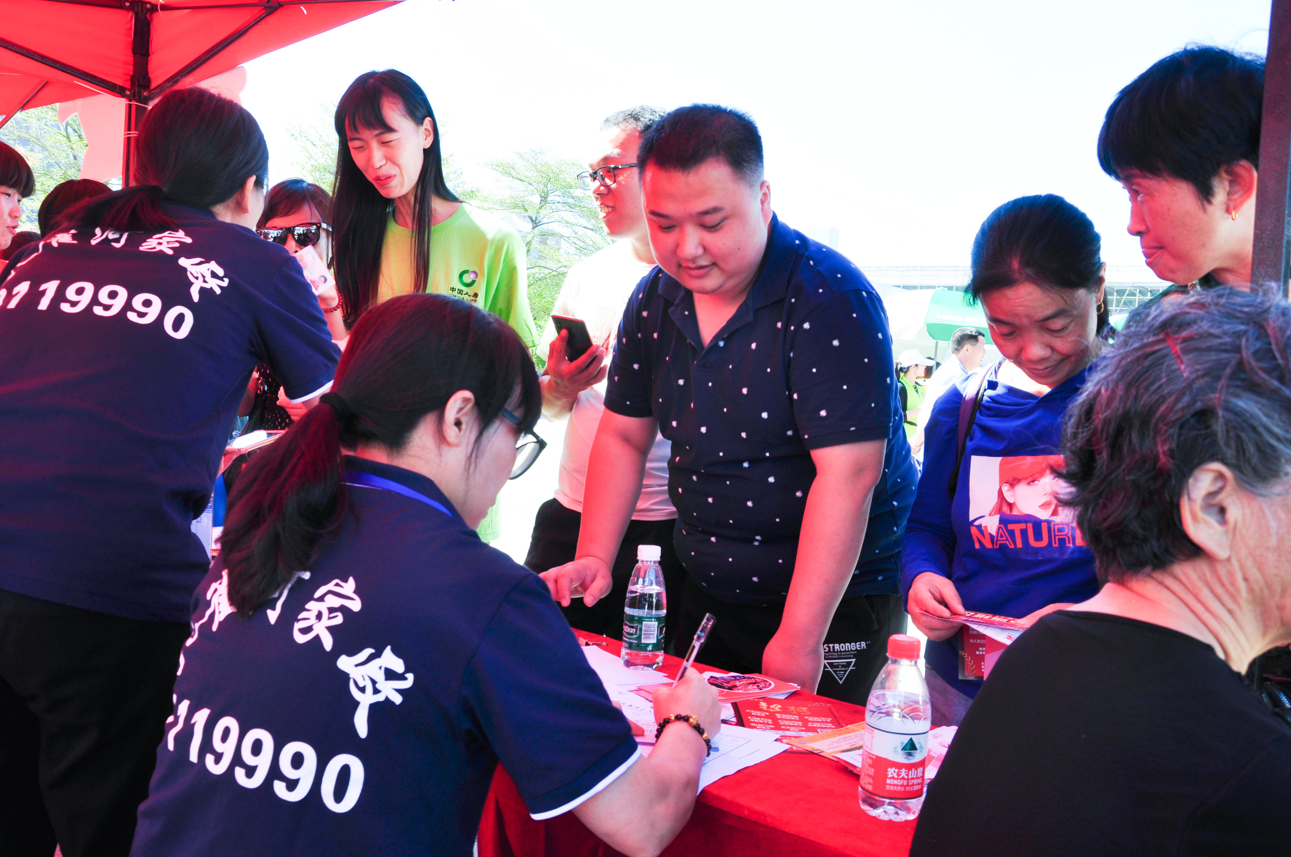 �g��Ц�Z(y��)��һ����ʮ�˰���ˇ�R�ψ�(ch��ng)������ȸ�������B�T�е����ü�����(ji��)