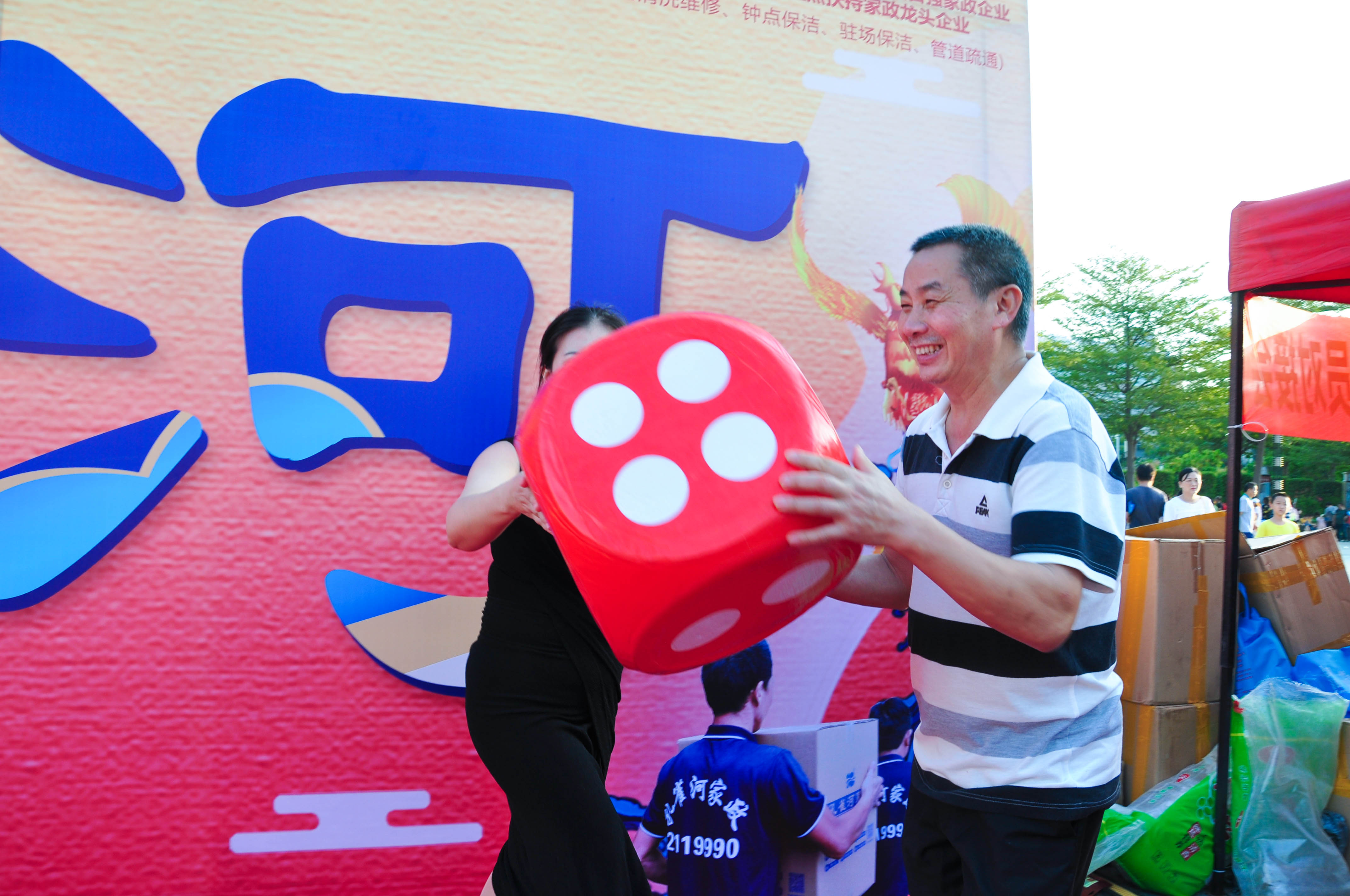 �g��Ц�Z(y��)��һ����ʮ�˰���ˇ�R�ψ�(ch��ng)������ȸ�������B�T�е����ü�����(ji��)