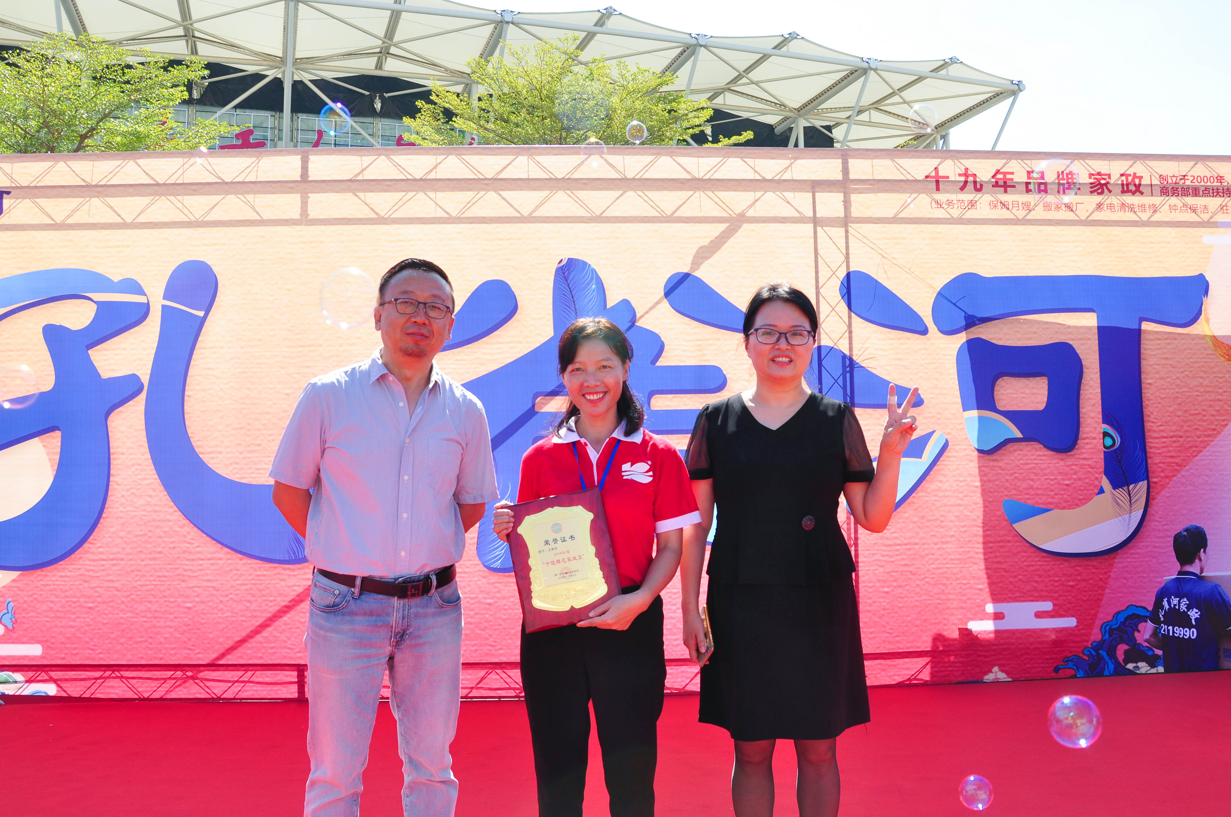 �g��Ц�Z(y��)��һ����ʮ�˰���ˇ�R�ψ�(ch��ng)������ȸ�������B�T�е����ü�����(ji��)